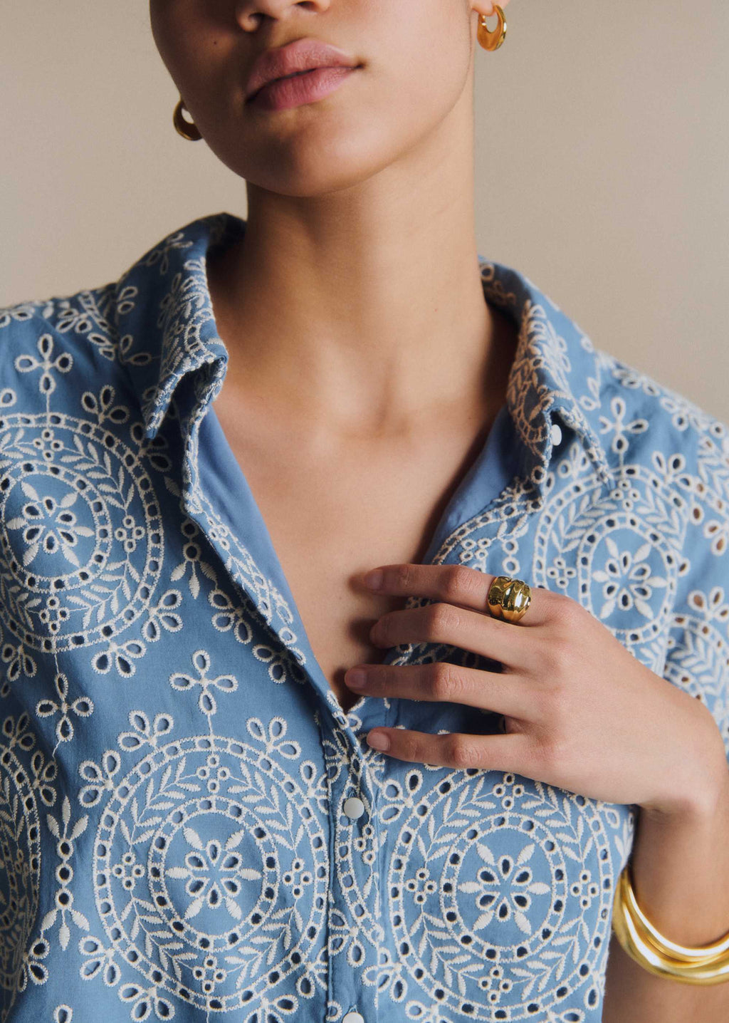 Robe Helly - Broderie Contrastée Écru Fond Bleu Vintage