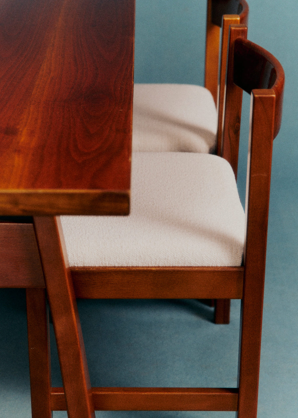 Ensemble table à manger et 4 chaises signé Michelucci - Noyer