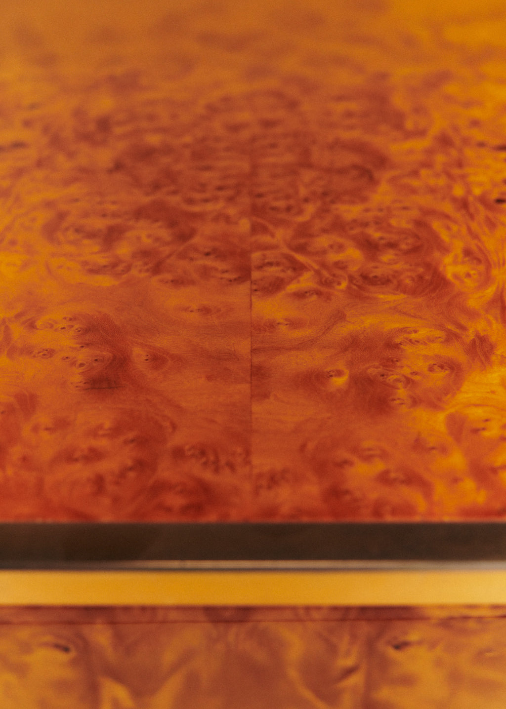 Table basse en loupe d'orme finition laiton et piètement bois - Loupe d'orme