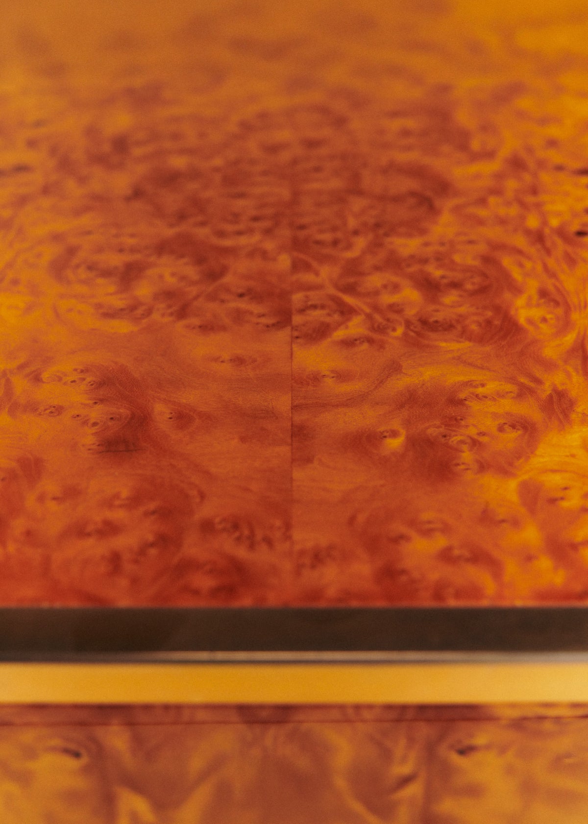 Table basse en loupe d'orme finition laiton et piètement bois - Loupe d'orme