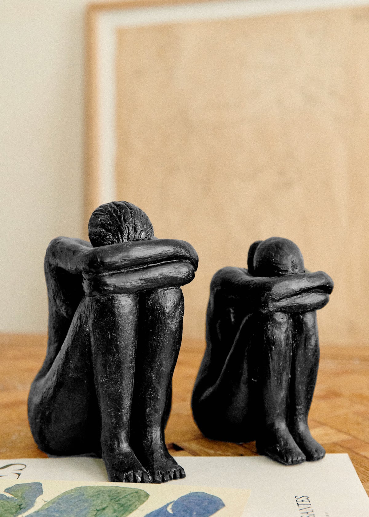 Sculpture Guénolée Courcoux - Femme assise grand modèle - Noir