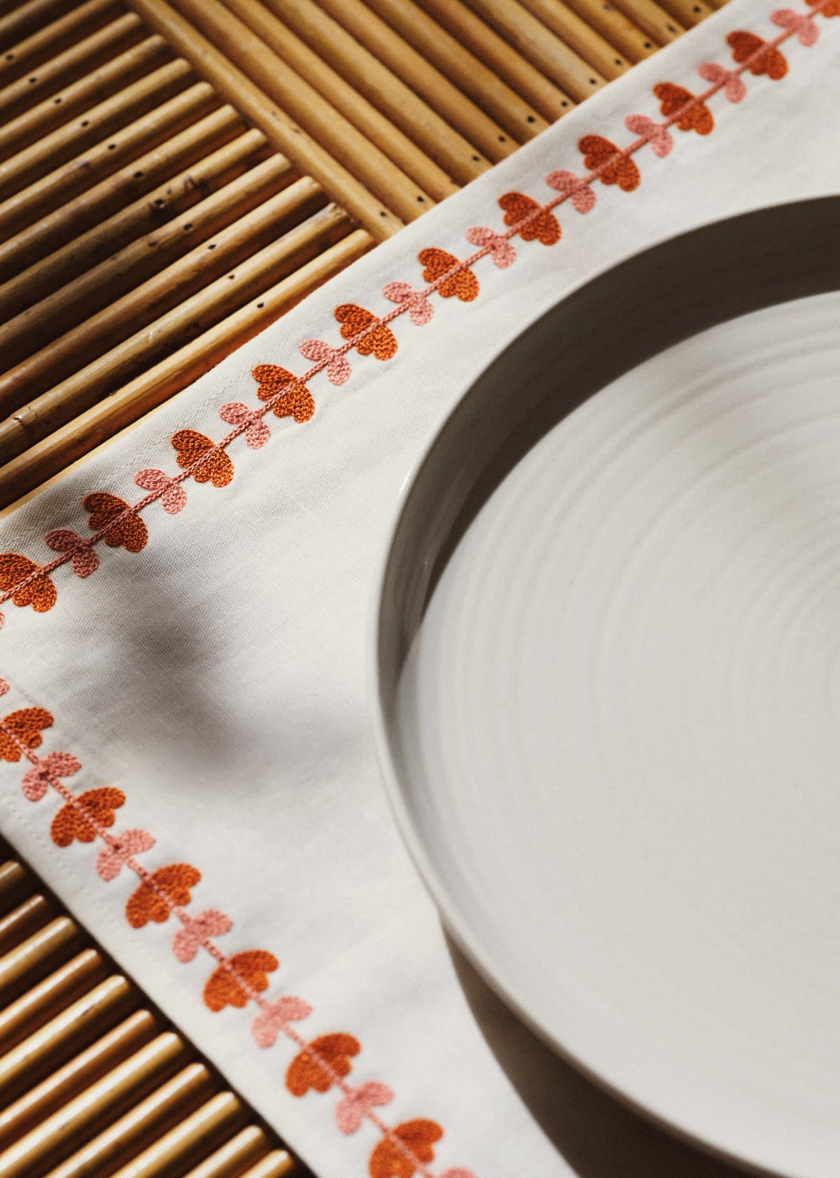 Sets de table brodés - Liseré floral - Blush et Caramel