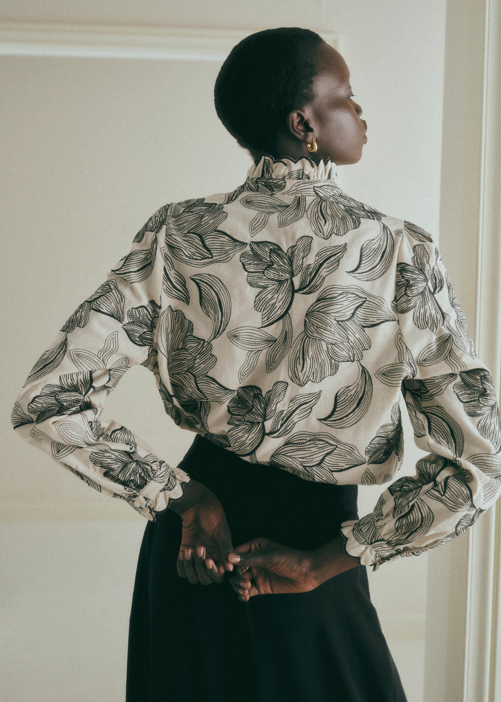 Chemise Cendrine - Broderie Contrastée Fleur Noir Fond Écru