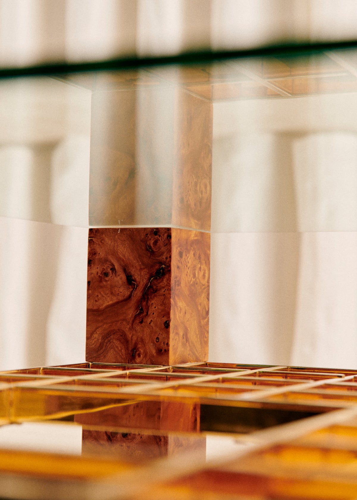 Table basse vintage en bois, laiton et plateau en verre - Bois