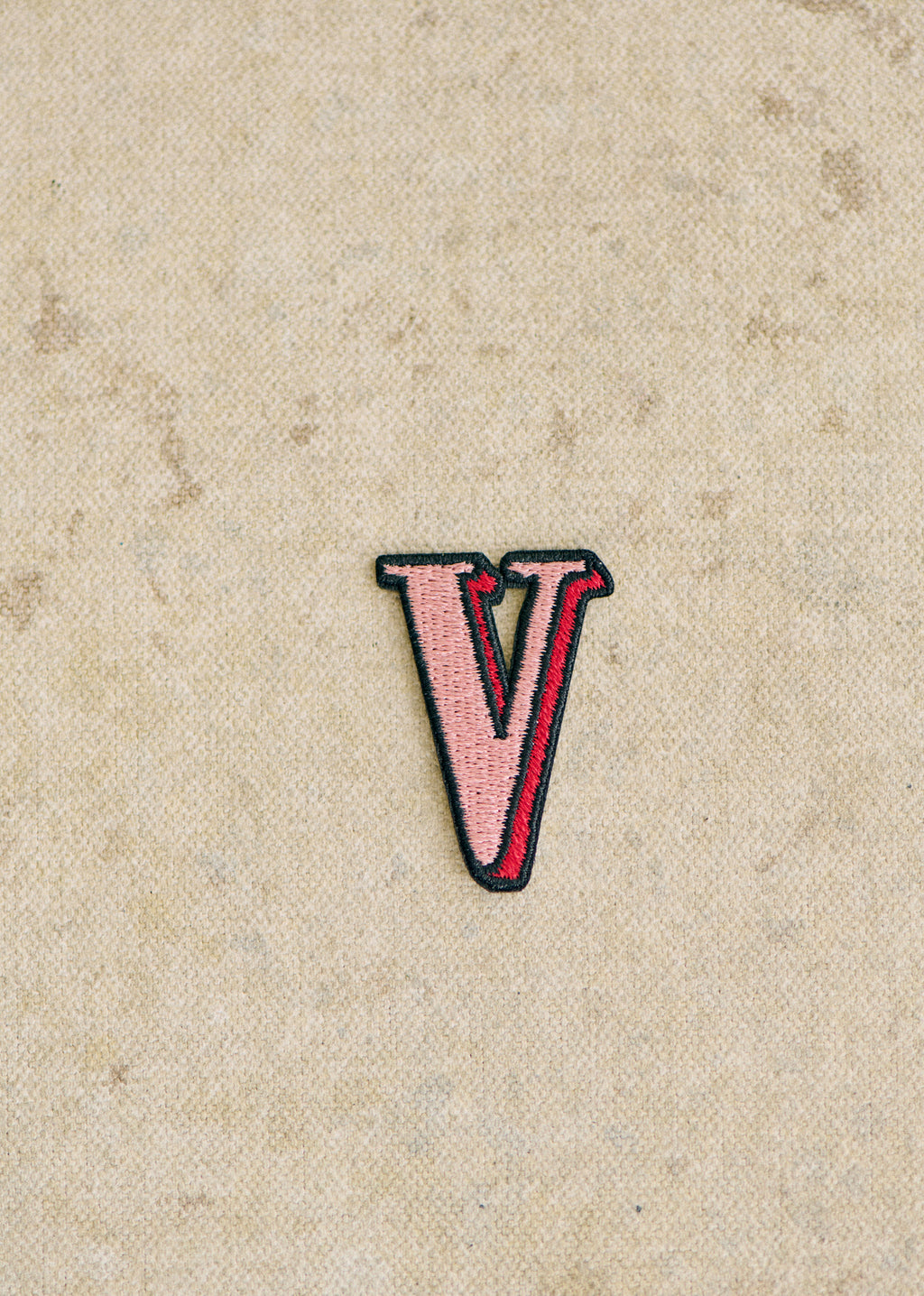 Ecusson Rose - Lettre V - Rose