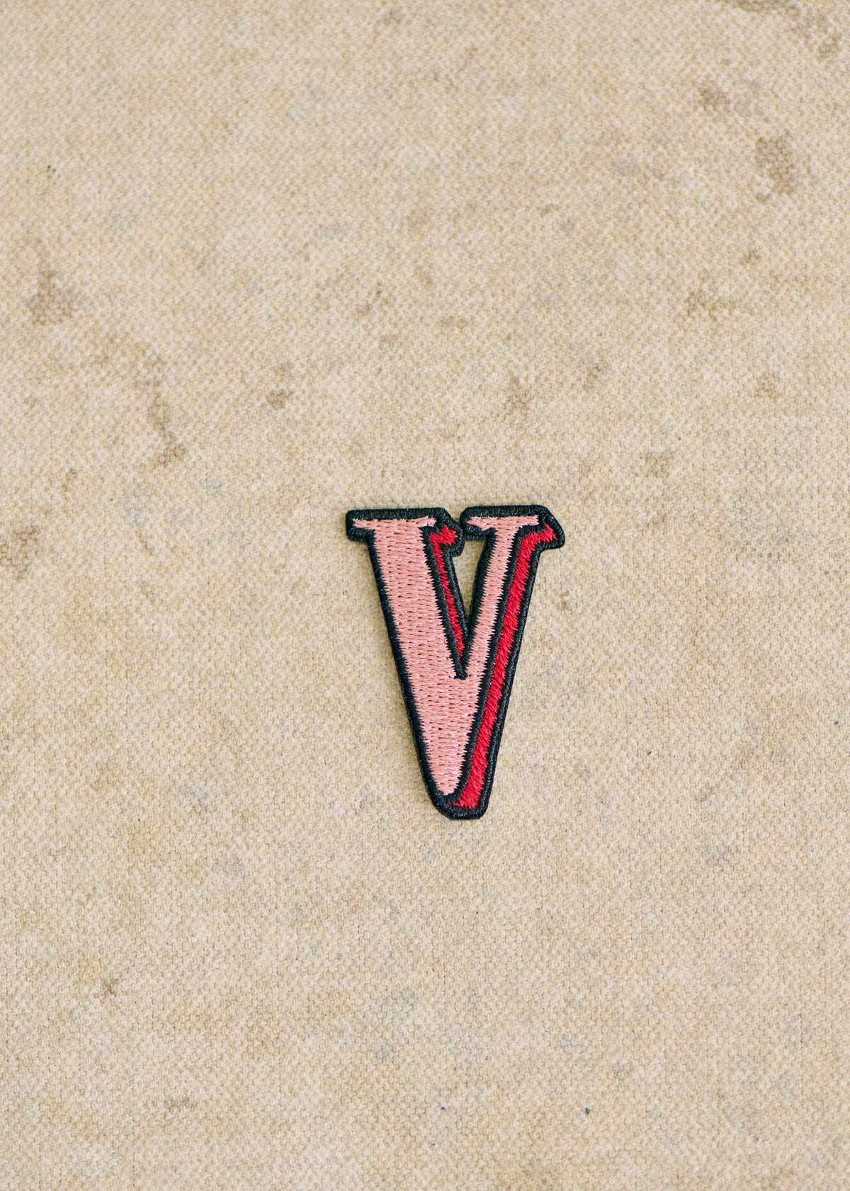 Ecusson Rose - Lettre V - Rose