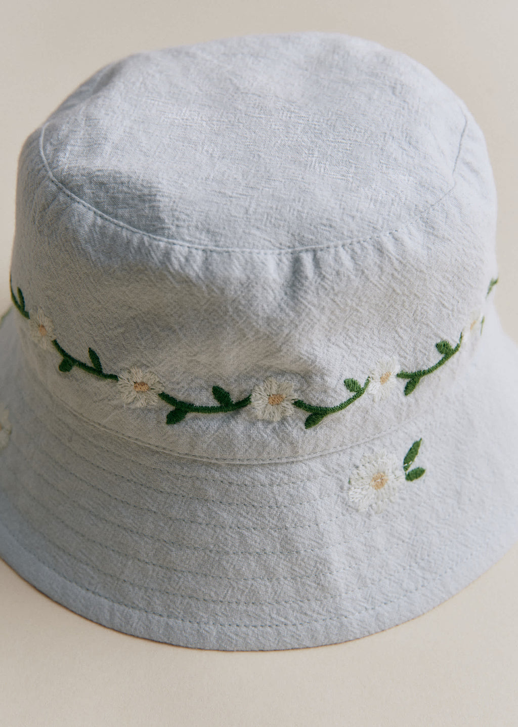 BOBY - Broderie Contrastée Marguerite Fond Bleu Ciel