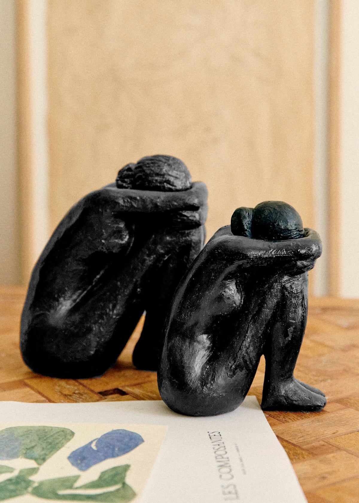 Sculpture Guénolée Courcoux - Femme assise grand modèle - Noir