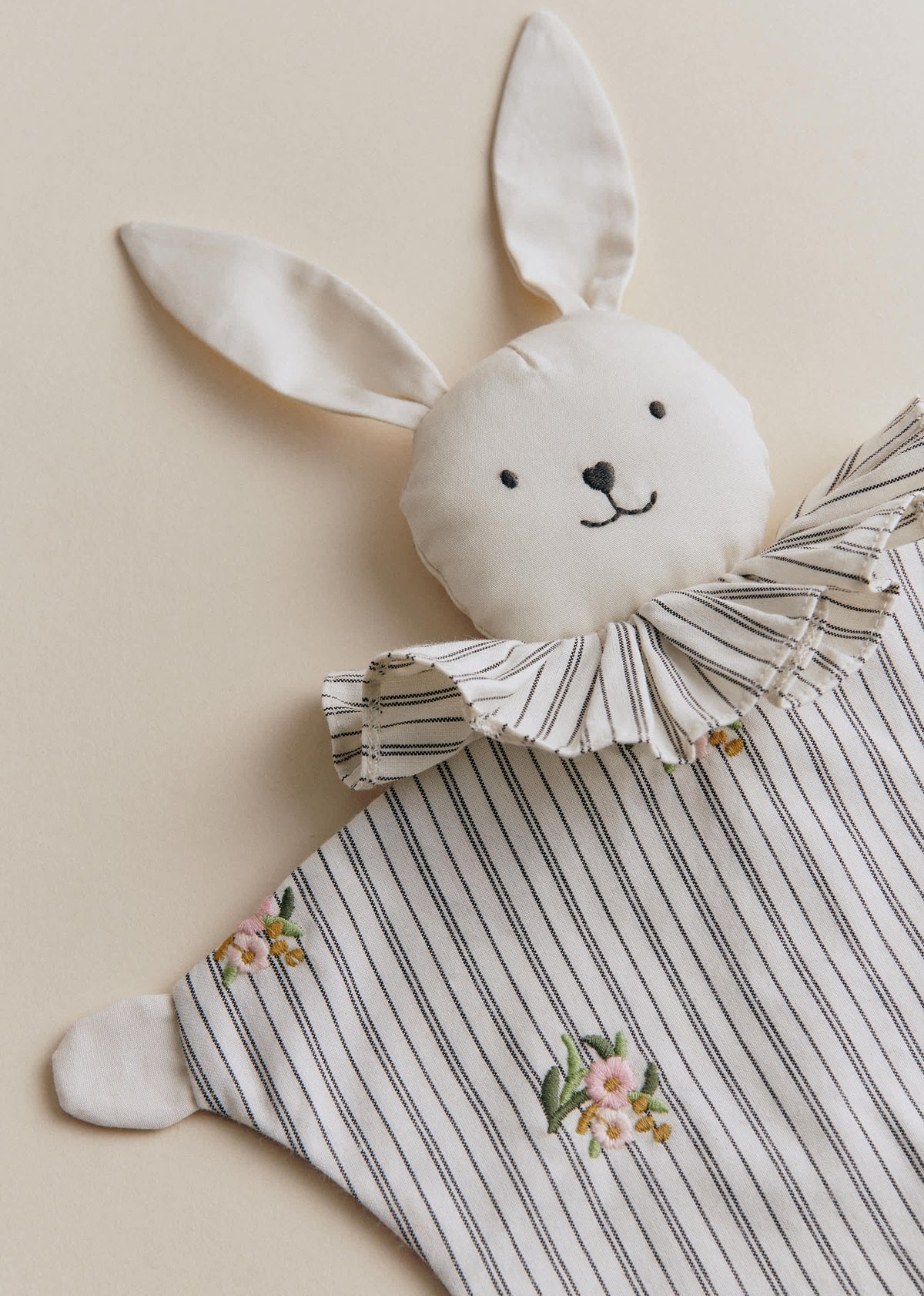 Peluche Doudou - Rayures Broderies Fleurs