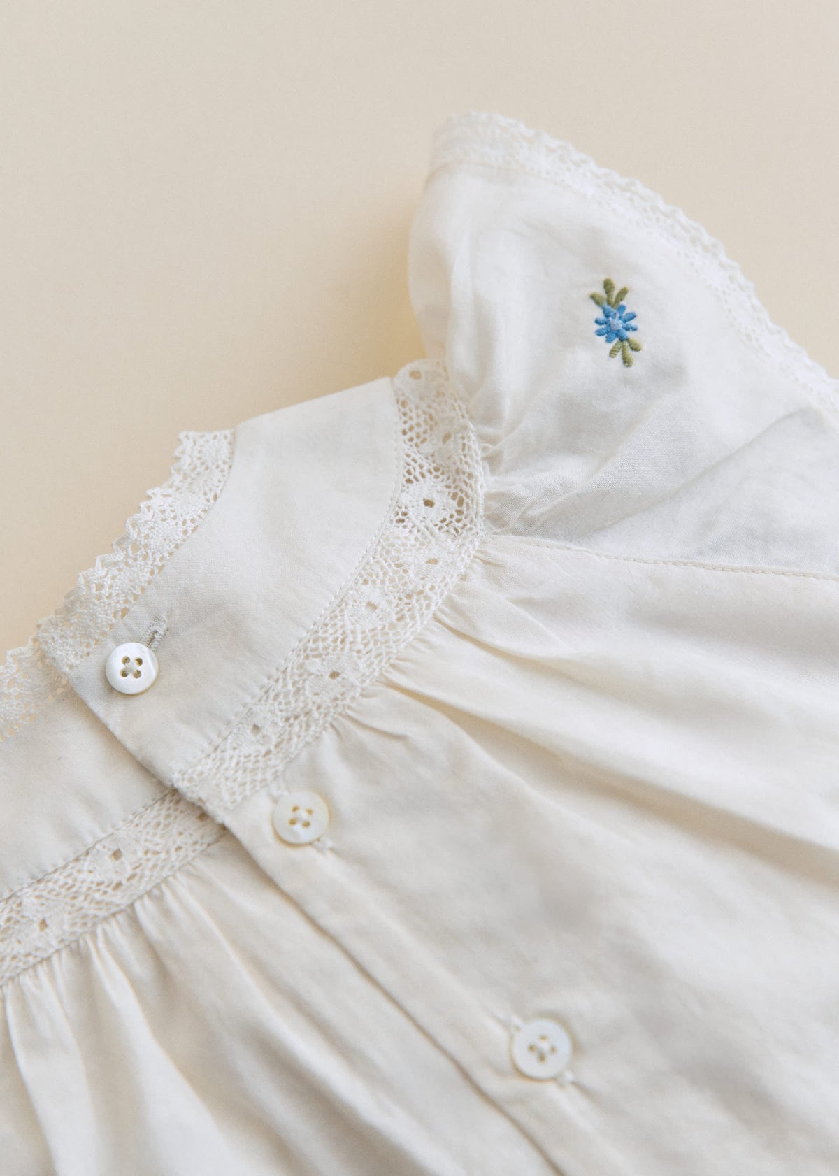 Robe Dorrie - Broderie Placée Fleurs Multico Fond Crème