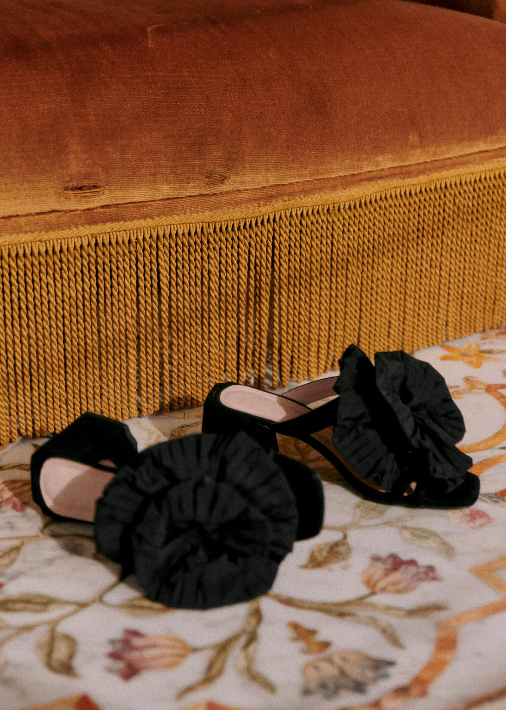 Sandales Renée - CFM Souliers x Editions Sézane - Velours Et Satin Noir