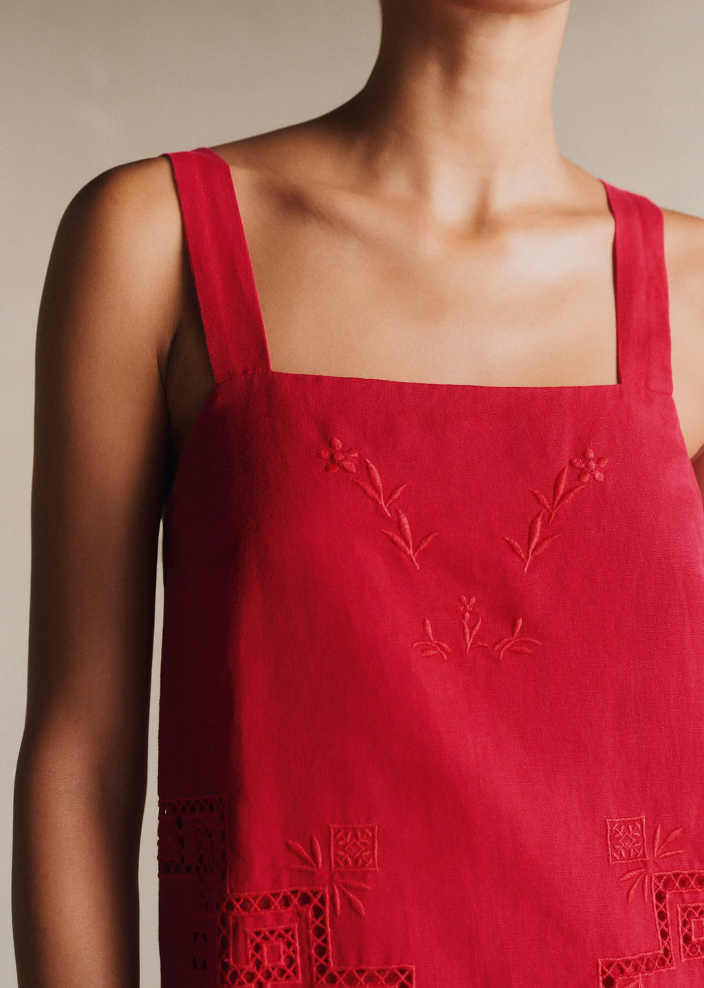 Robe Victoire - Broderie Placée Rouge