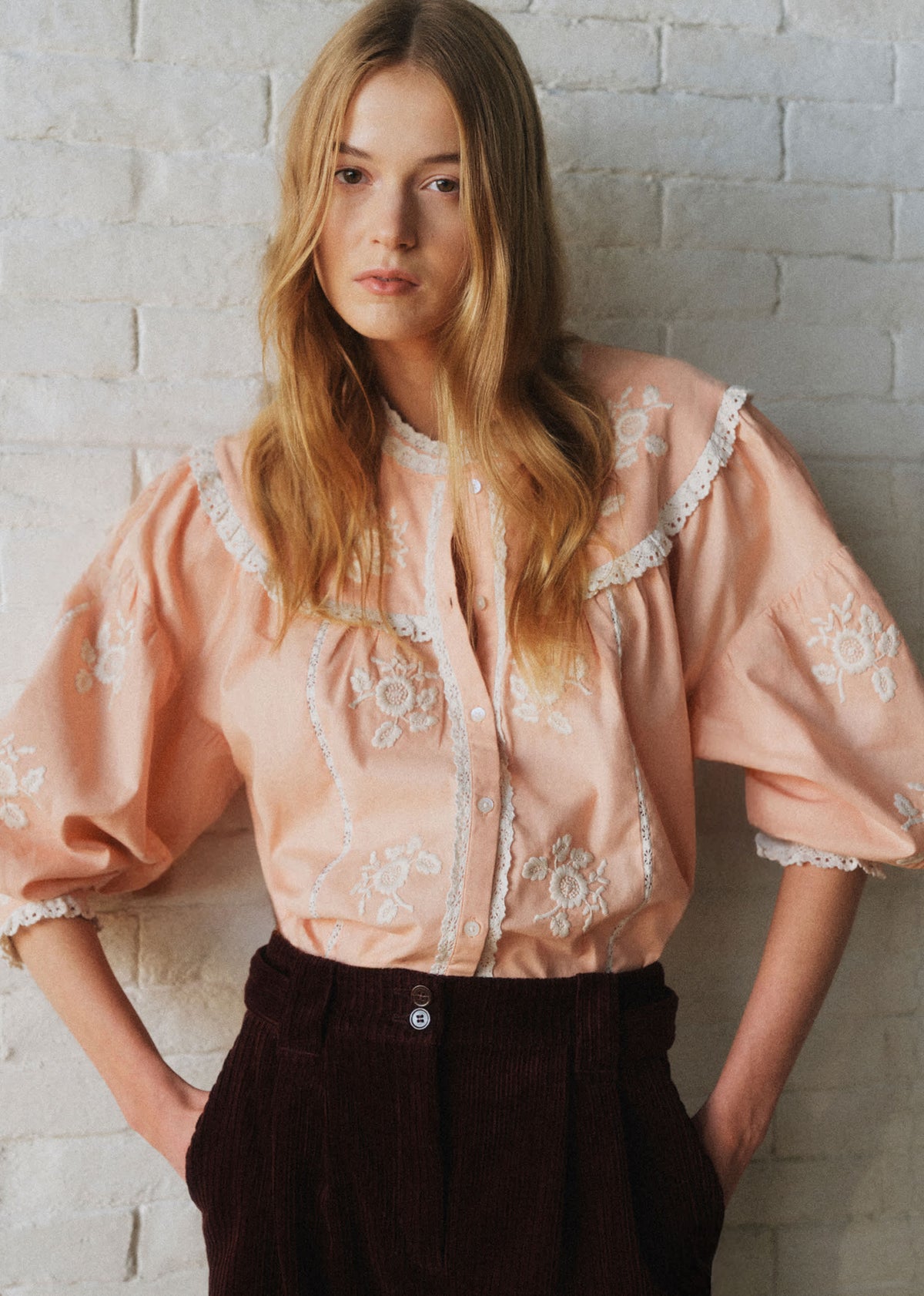 Chemise Orla - Sézane x SEA NY - Broderie Contrastée Écru Fond Rose Pastel