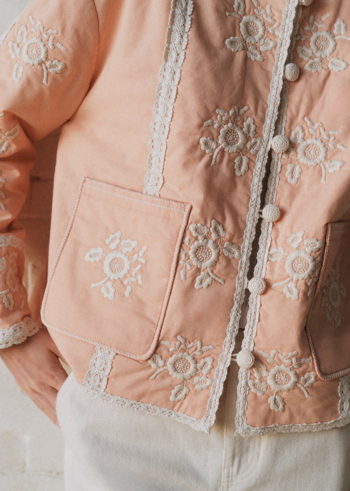 Veste Dakota - Sézane x SEA NY - Broderie Contrastée Écru Fond Rose Pastel