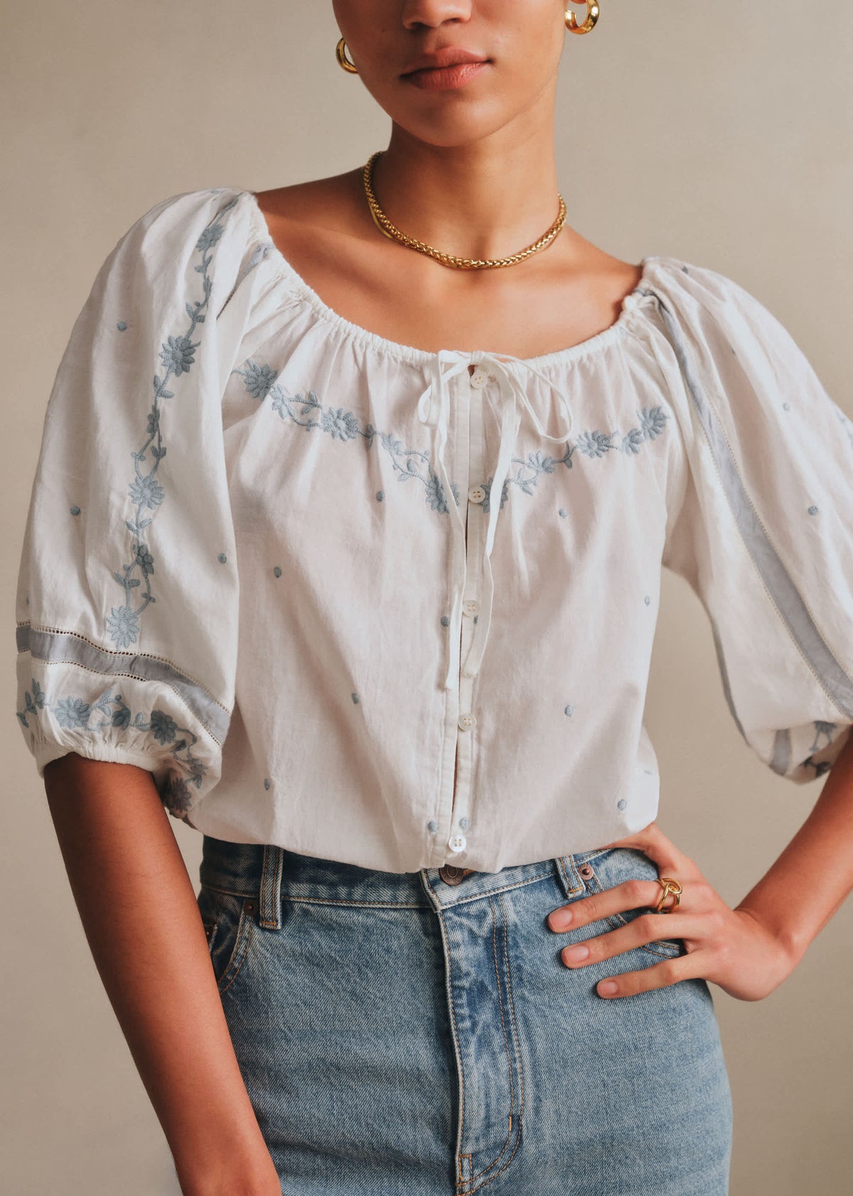 Chemise Camelia - Broderie Contrastée Bleu Nuage Fond Écru