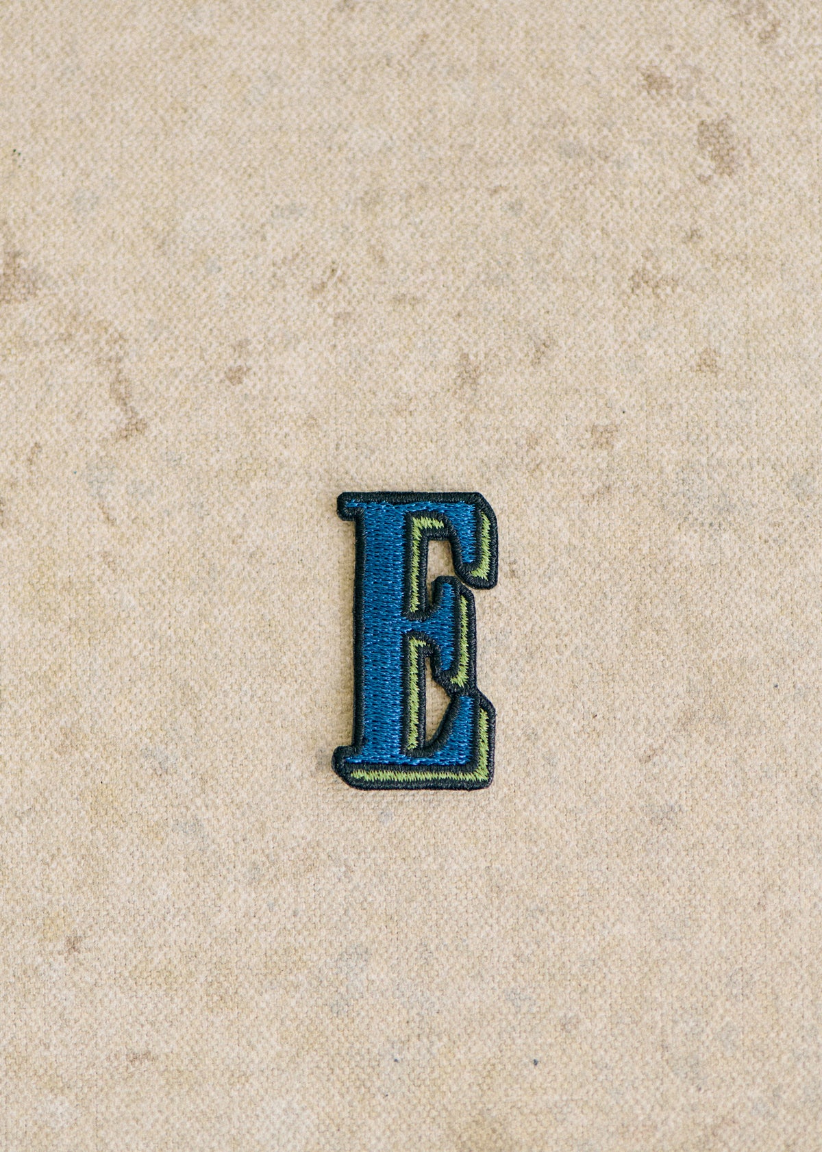Ecusson vert / bleu - Lettre E - Bleu