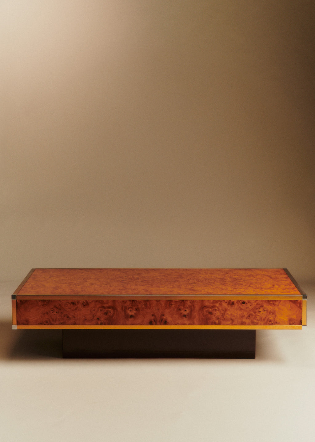 Table basse en loupe d'orme finition laiton et piètement bois - Loupe d'orme