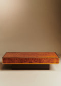 Table basse en loupe d'orme finition laiton et piètement bois - Loupe d'orme