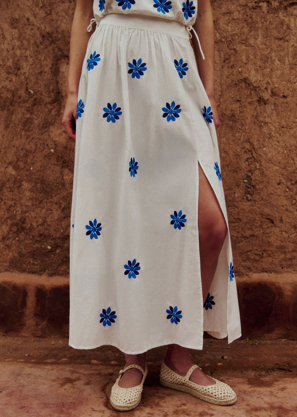 Jupe Arianna - Broderie Contrastée Ancolie Bleu Fond Ecru