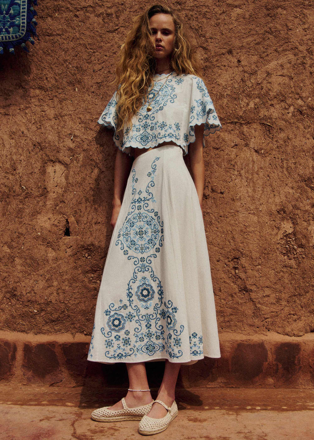 Jupe Agata - Broderie Contrastée Bleu Fond Ecru