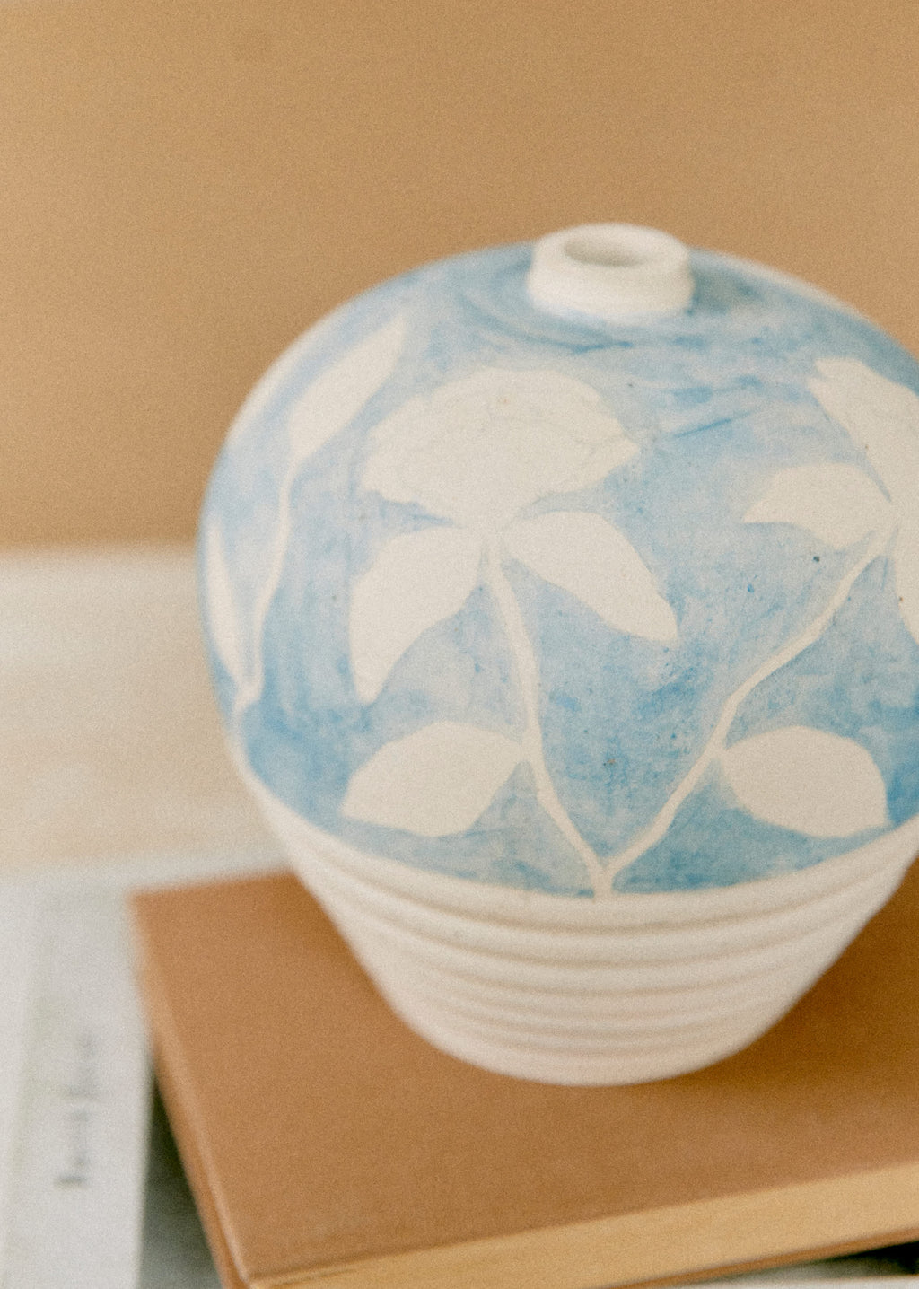 Poterie décorée petit modèle - Maia Bunge - Jardin secret bleu