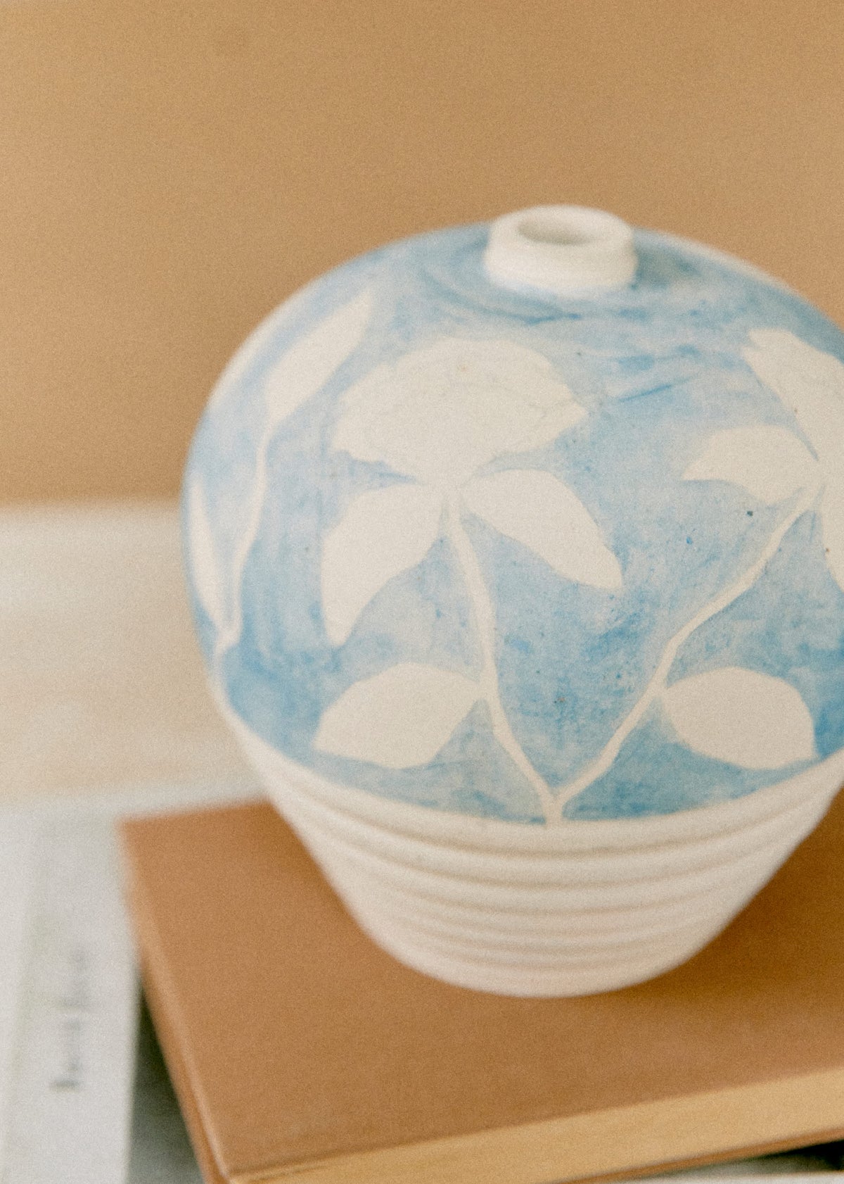 Poterie décorée petit modèle - Maia Bunge - Jardin secret bleu