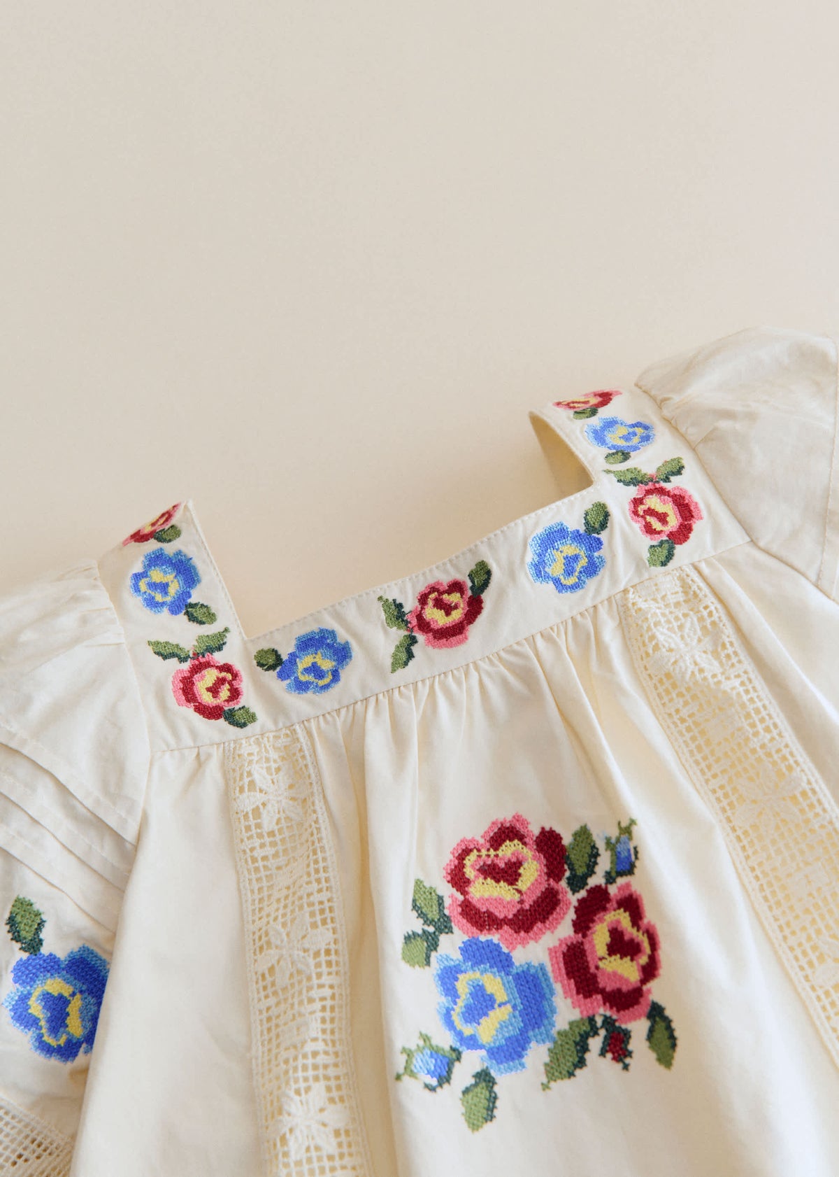 Robe Liara - Broderie Placée Fleur Multico Fond Ecru