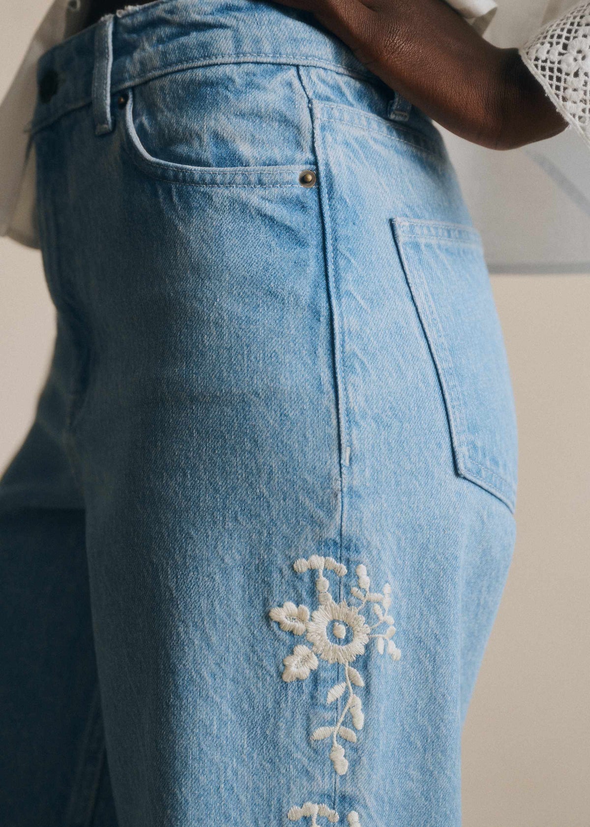Pantalon Valentin - Sézane x SEA NY - Broderie Placée Crème Fond Bleu Denim