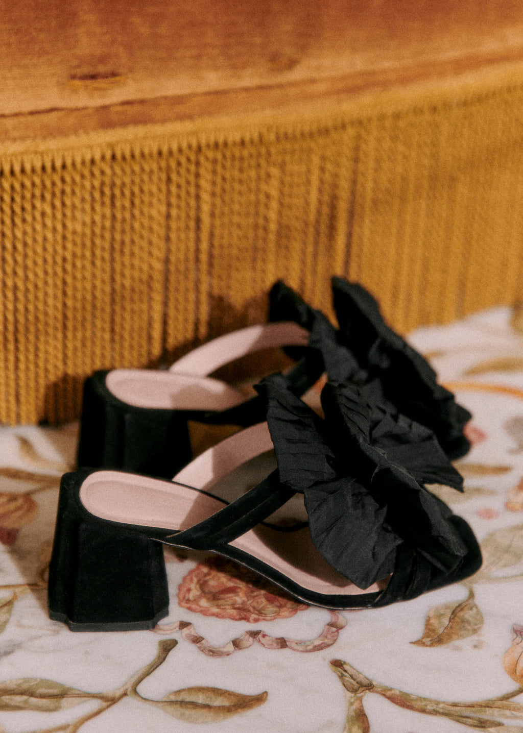 Sandales Renée - CFM Souliers x Editions Sézane - Velours Et Satin Noir