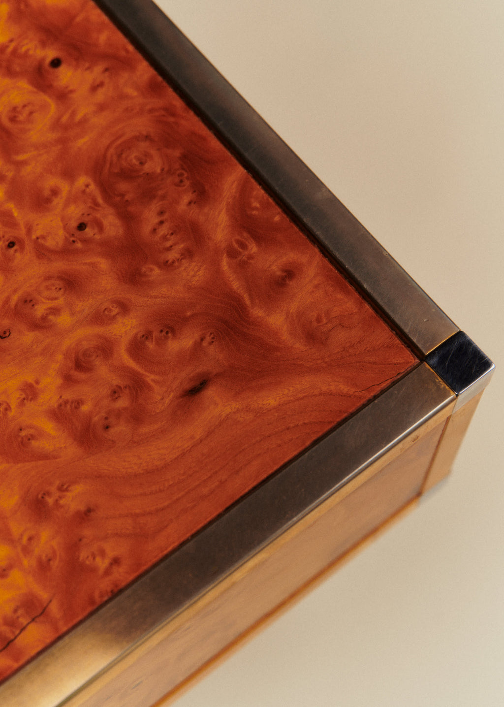 Table basse en loupe d'orme finition laiton et piètement bois - Loupe d'orme