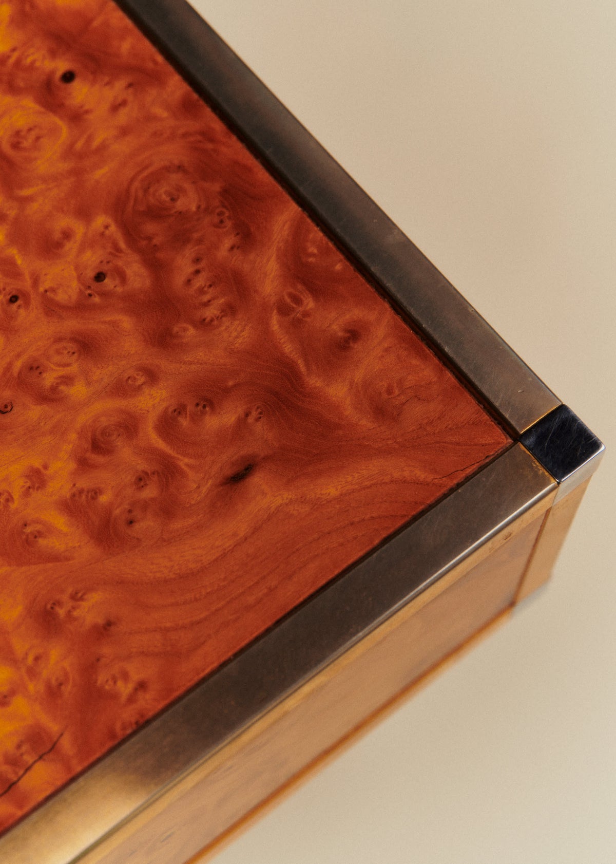 Table basse en loupe d'orme finition laiton et piètement bois - Loupe d'orme