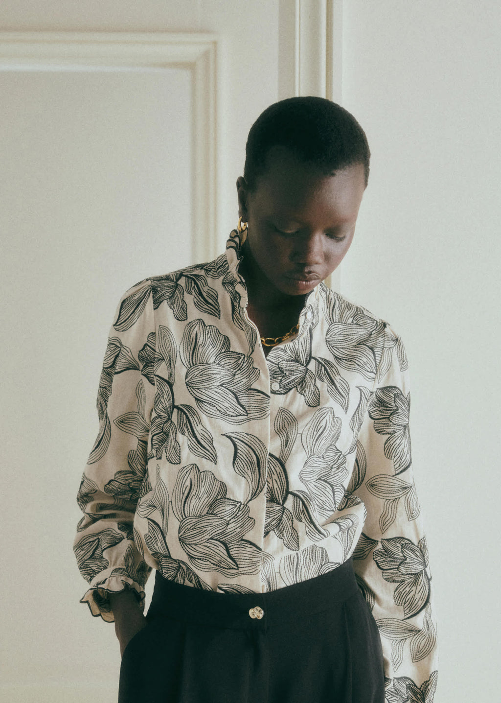 Chemise Cendrine - Broderie Contrastée Fleur Noir Fond Écru