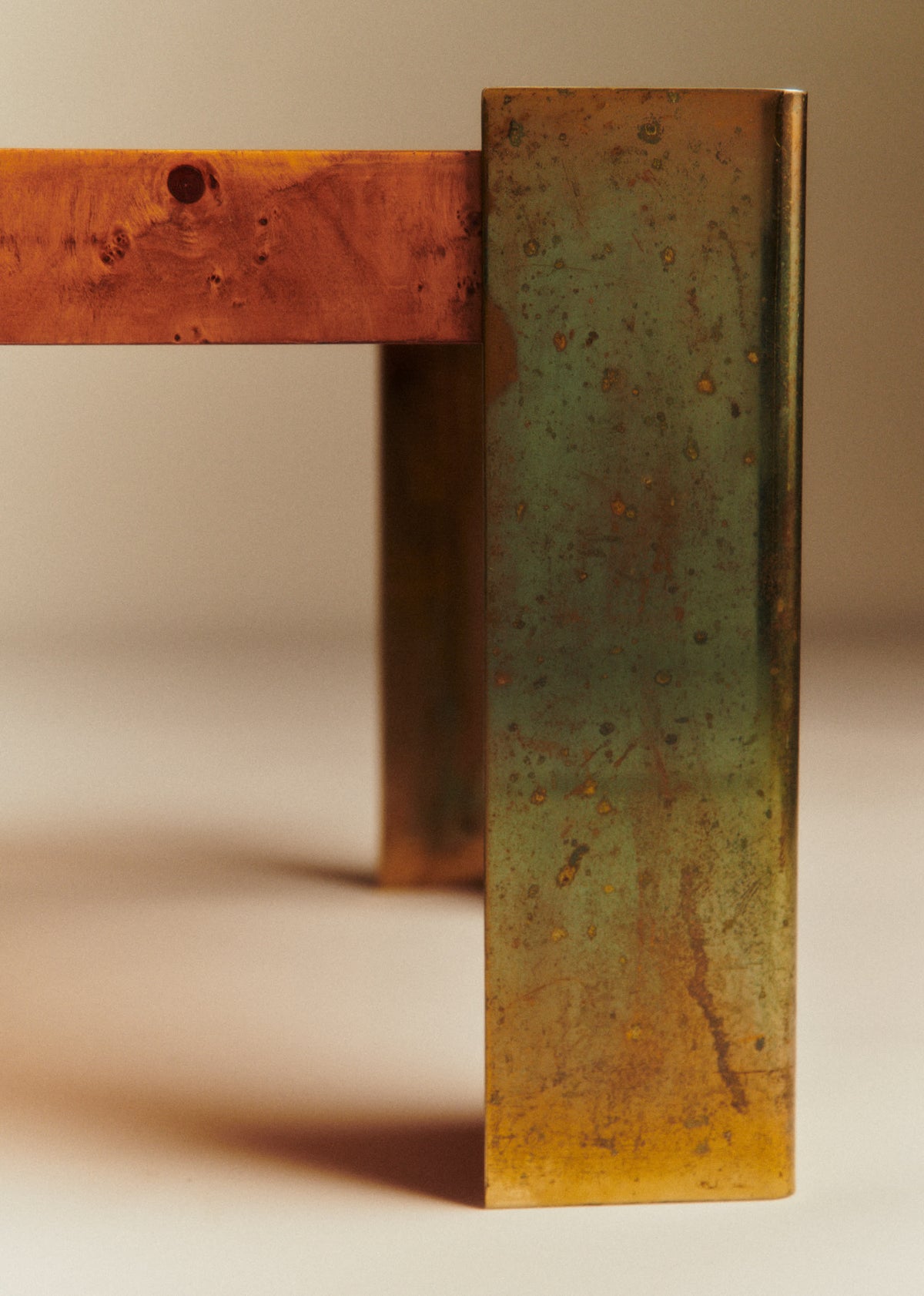Table basse vintage en loupe d'orme et piètement en laiton - Loupe d'orme
