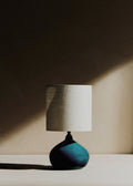 Lampe Banjo petit modèle - Bleu Orage - Abat-jour Dolce - Jute Écru