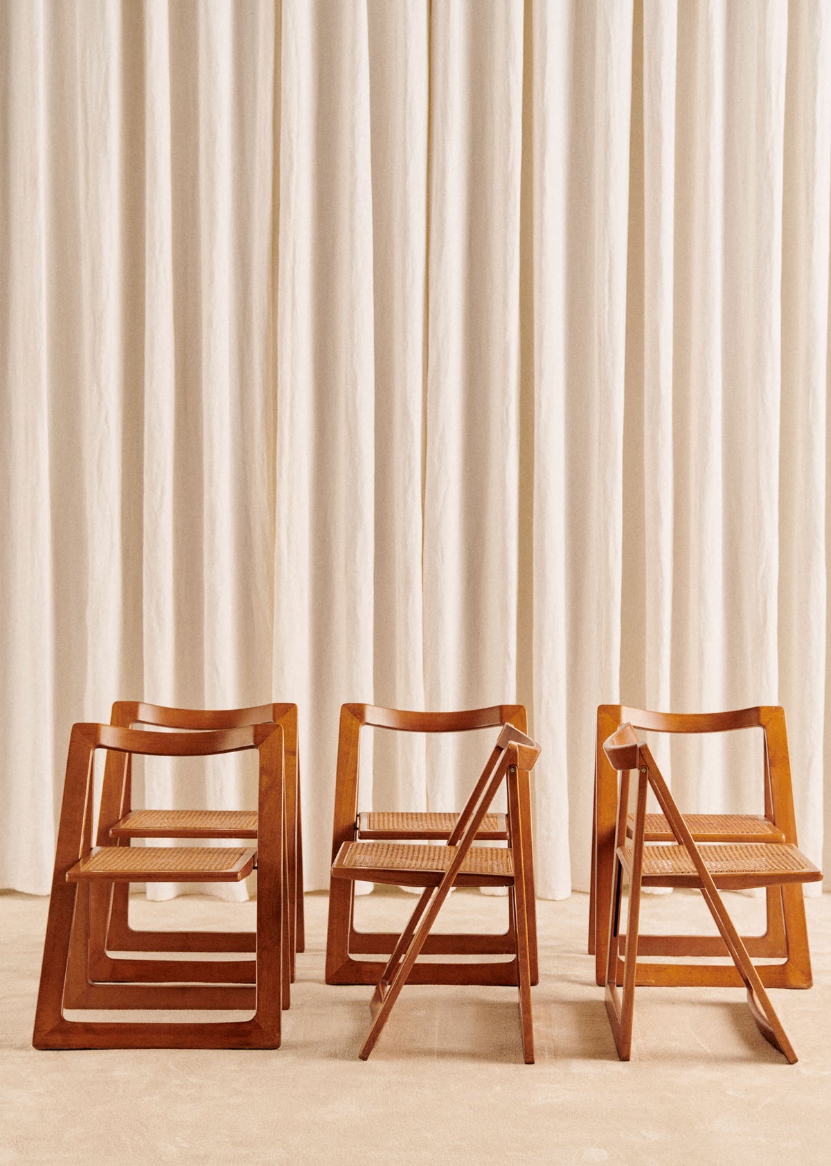 Lot de 6 chaises pliantes par Aldo Jacobert années 60 - Cannage
