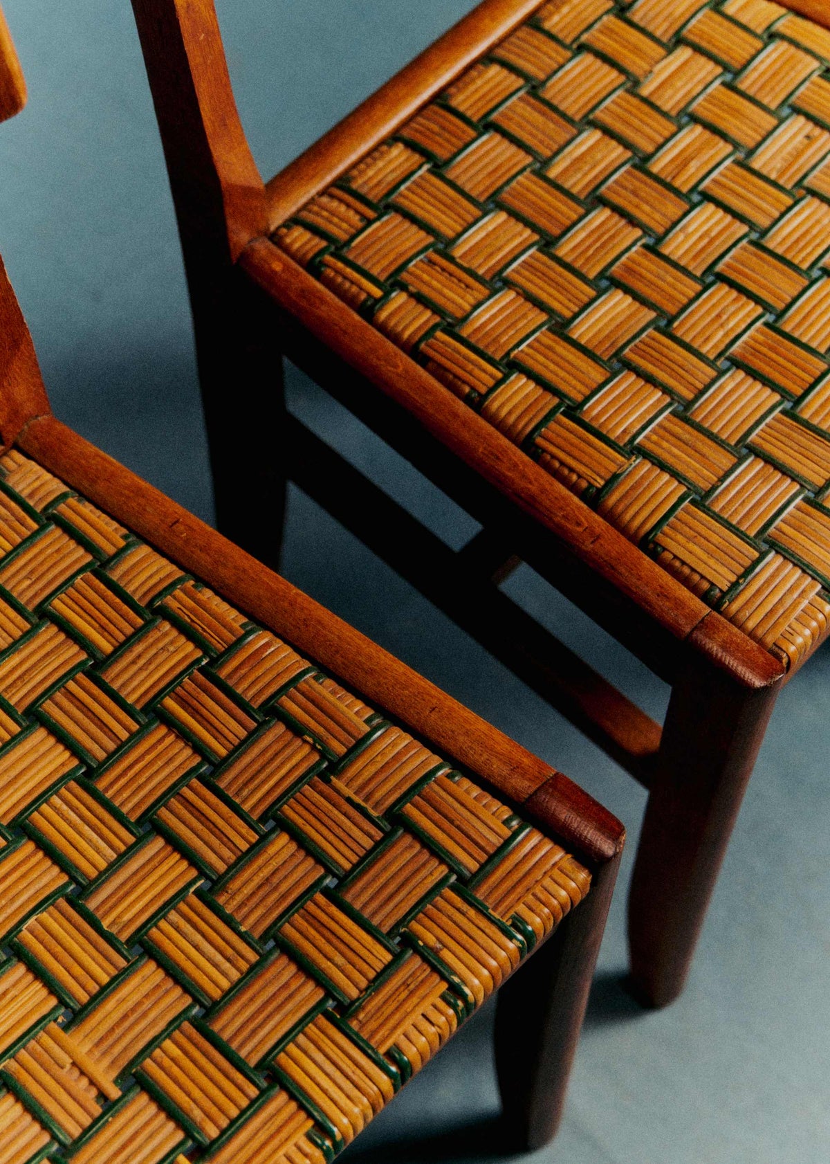 Paire de chaises dans le goût de Pierre Cruège en chêne vernis et rotin tressé années 50 - Chêne