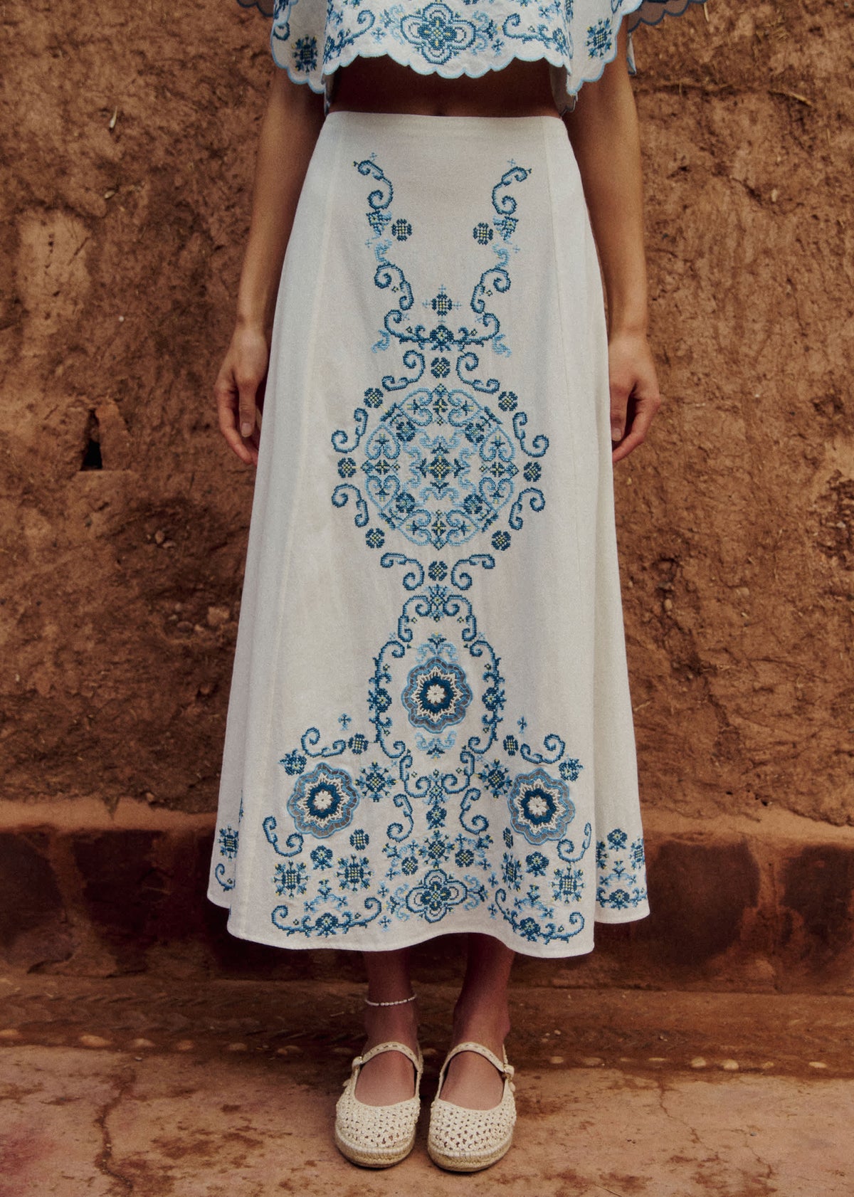 Jupe Agata - Broderie Contrastée Bleu Fond Ecru