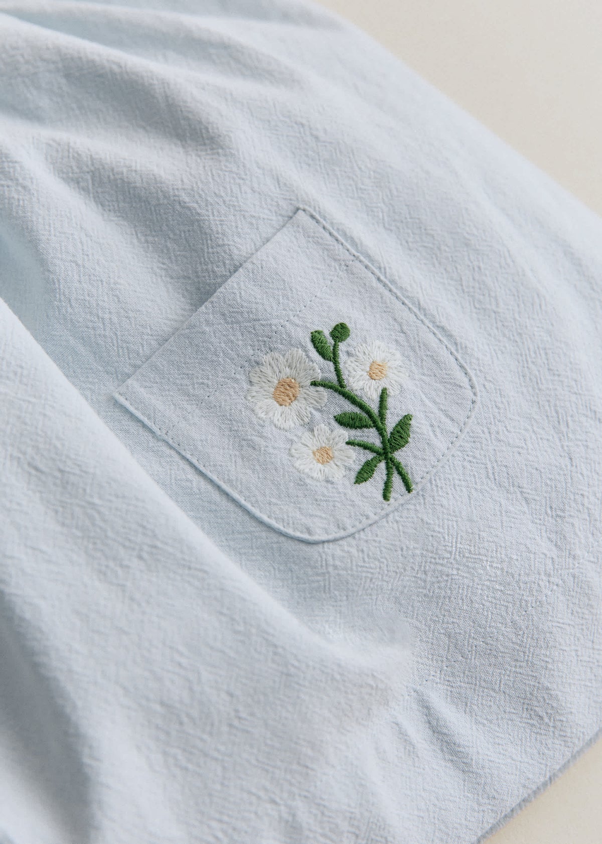 Robe Mimi - Broderie Contrastée Marguerite Fond Bleu Ciel