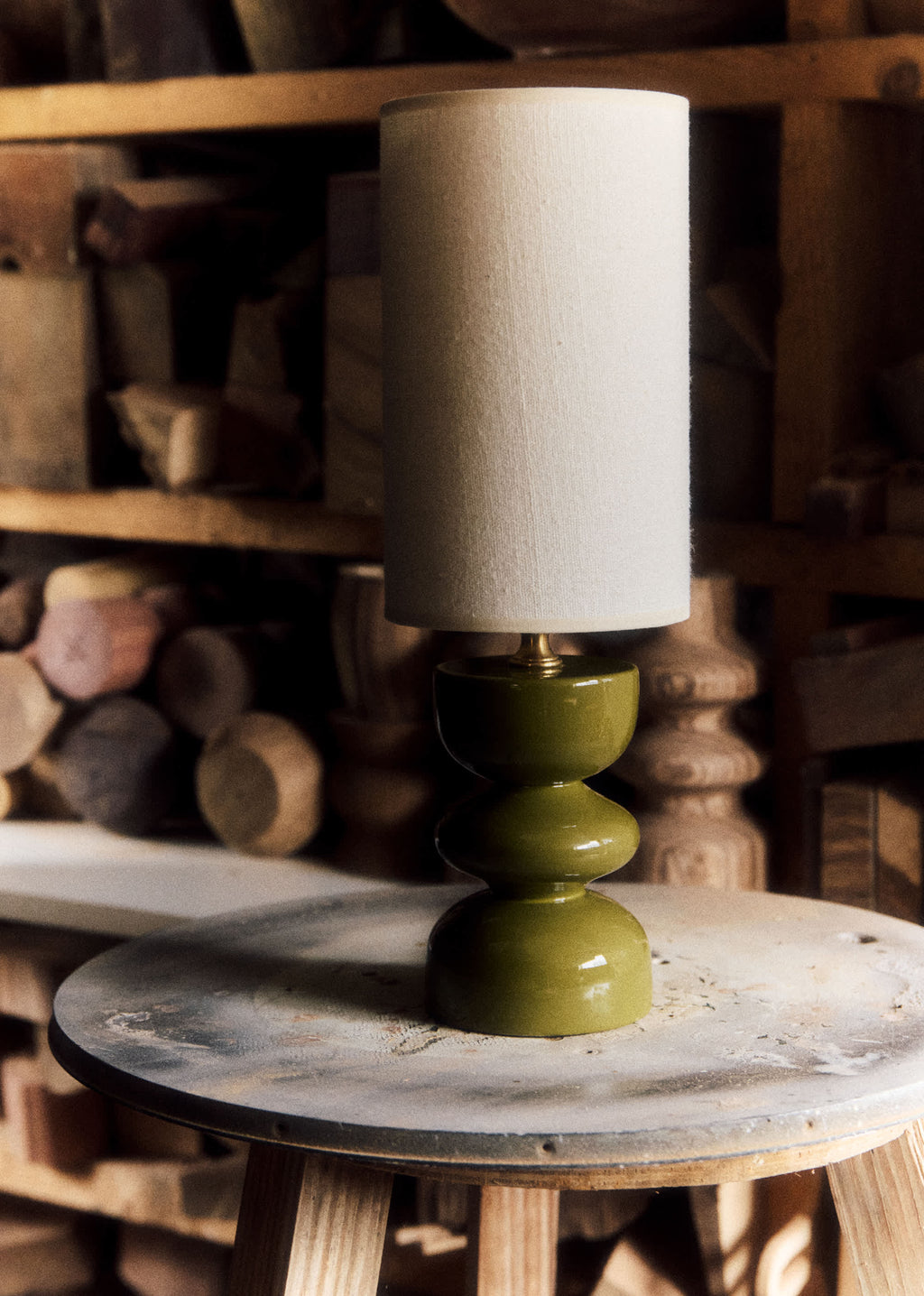 Lampe Romie Objetti Petit Modèle - Bois laqué vert - Abat-jour Petit Modèle Romie