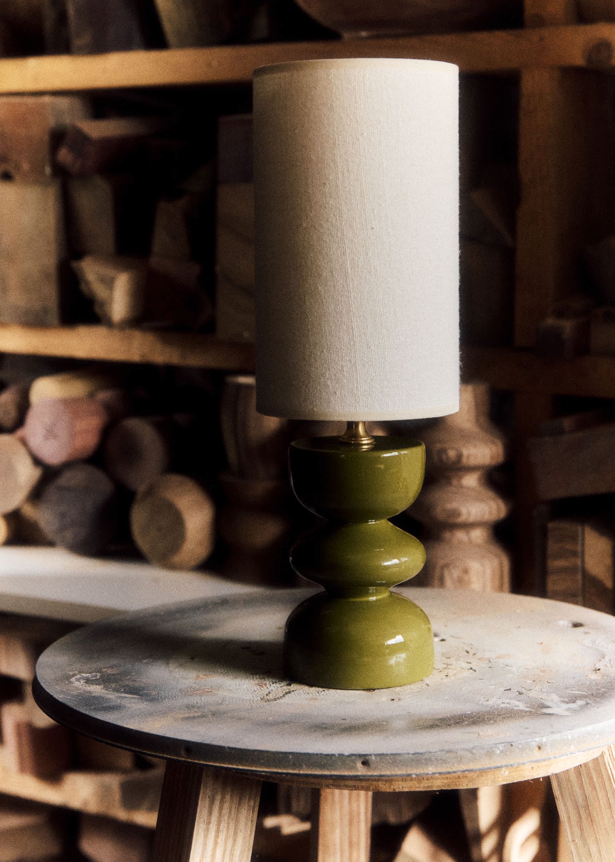 Lampe Romie Objetti Petit Modèle - Bois laqué vert - Abat-jour Petit Modèle Romie