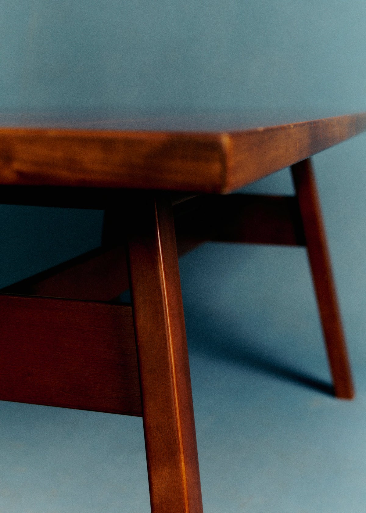 Ensemble table à manger et 4 chaises signé Michelucci - Noyer