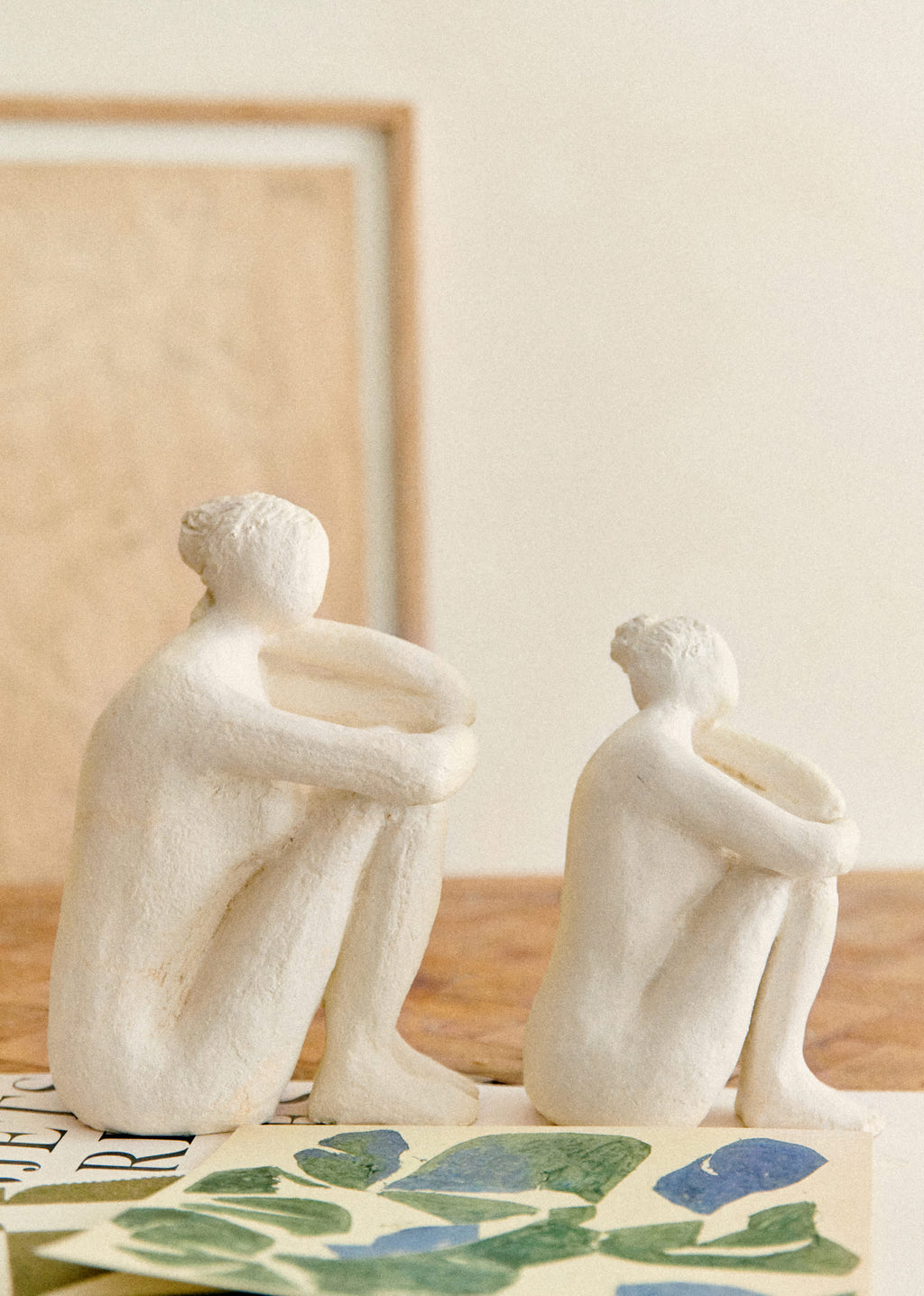 Sculpture Guénolée Courcoux - Femme dans ses pensées petit modèle - Ecru