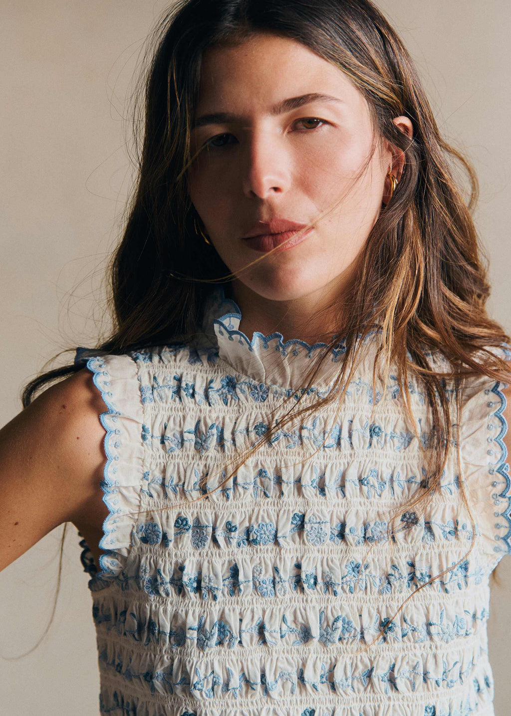 Blouse Samona - Broderie Contrastée Bleu Fond Ecru
