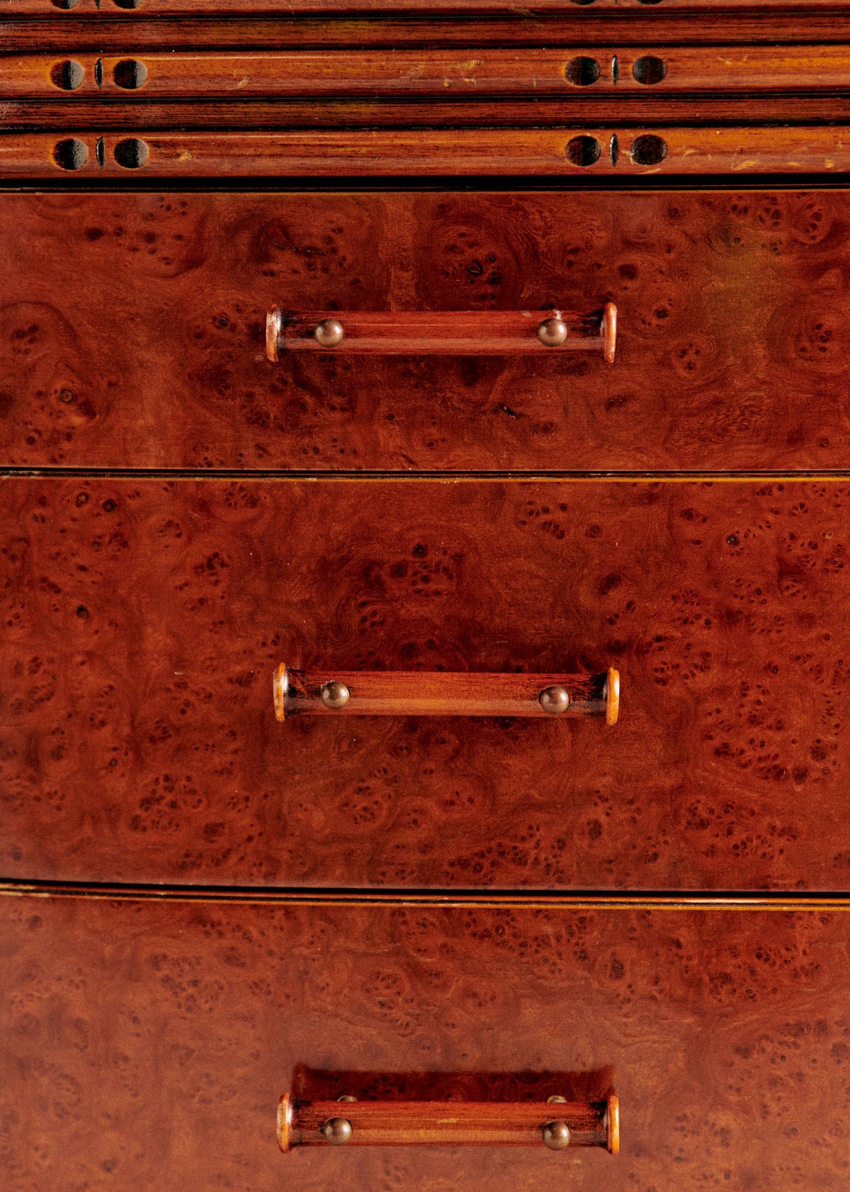 Ensemble de chambre vintage en loupe d'orme : commode et paire de chevets - Loupe d'orme