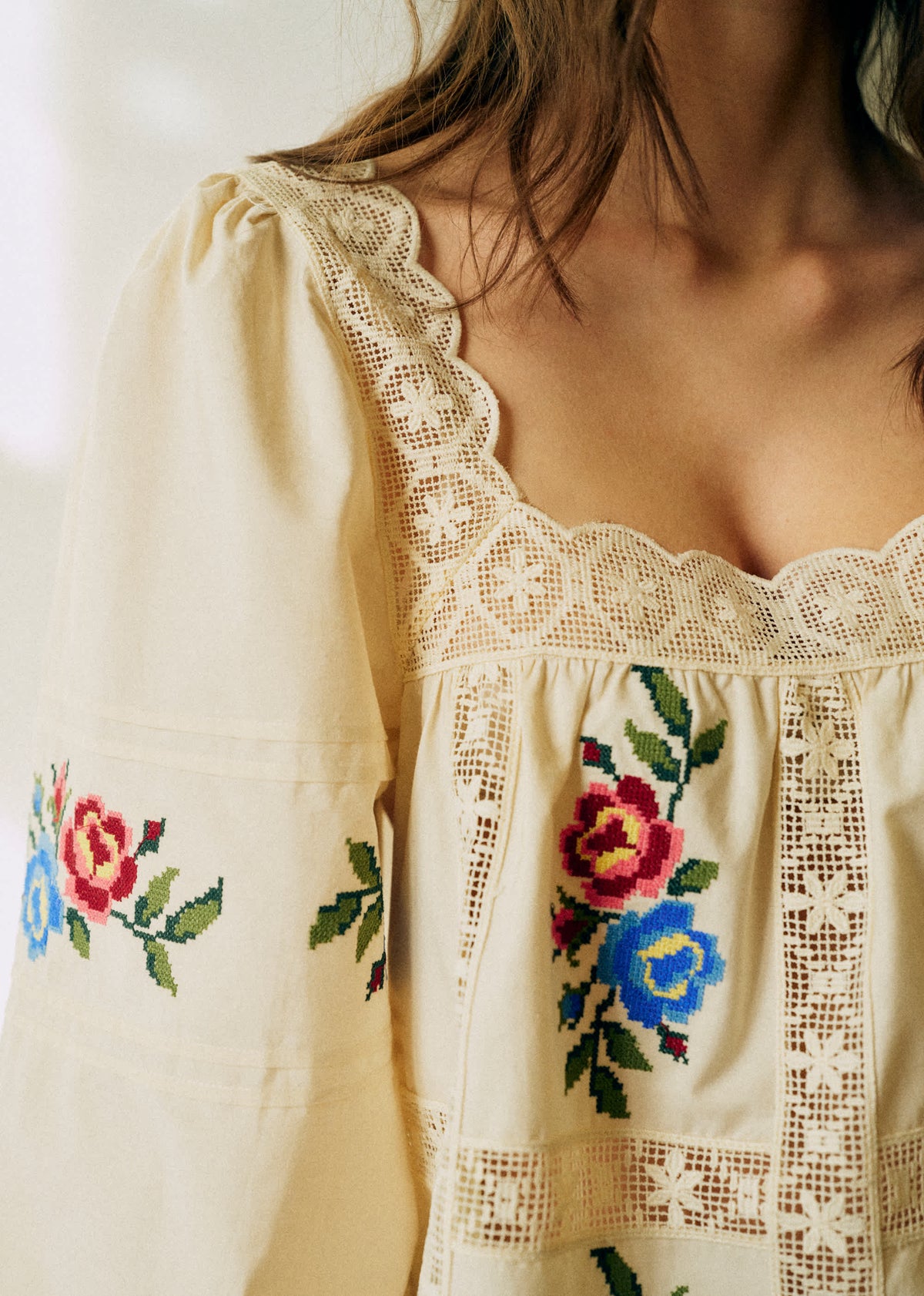 Blouse Syara - Broderie Placée Multico Fond Écru