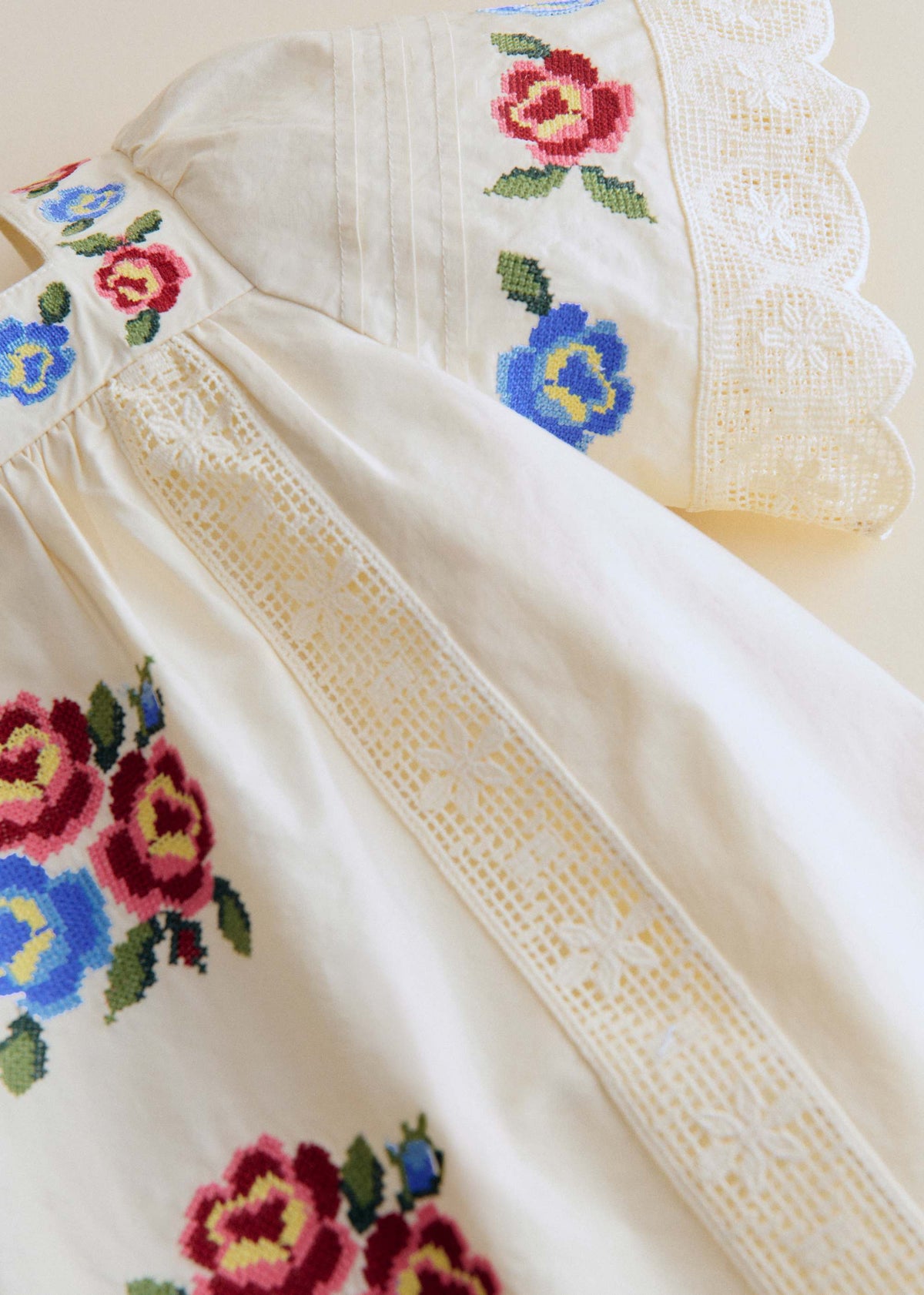 Robe Liara - Broderie Placée Fleur Multico Fond Ecru