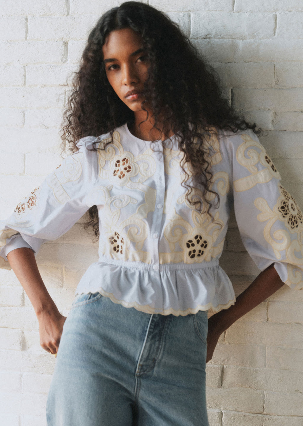 Chemise Avila - Sézane x Sea NY - Broderie Placée Écru Fond Bleu Ciel