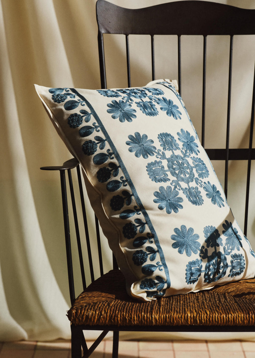 Coussin Brodé - Grand modèle - Le Printemps des Fleurs - Bleu orage