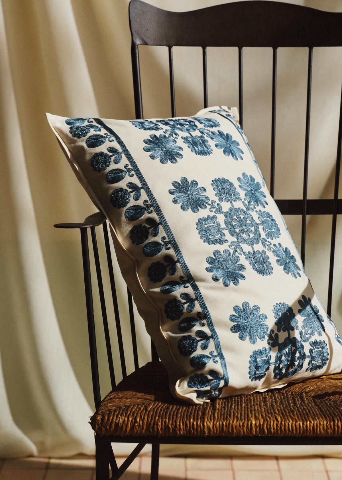 Coussin Brodé - Grand modèle - Le Printemps des Fleurs - Bleu orage