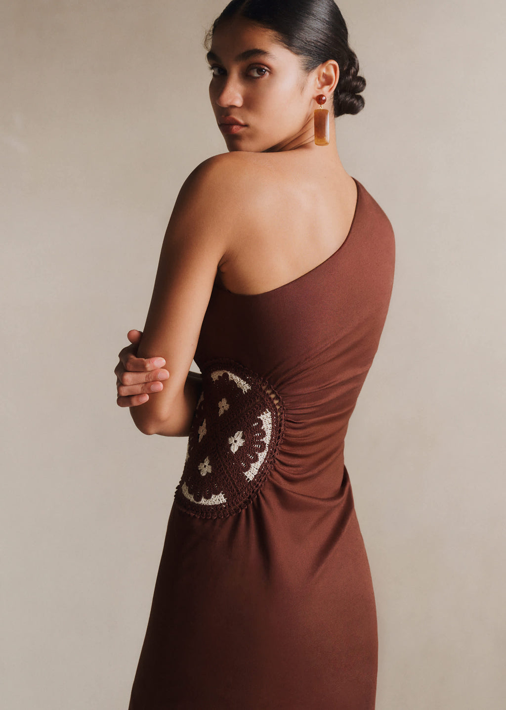 Robe Lua - Crochet crème Fond Chocolat